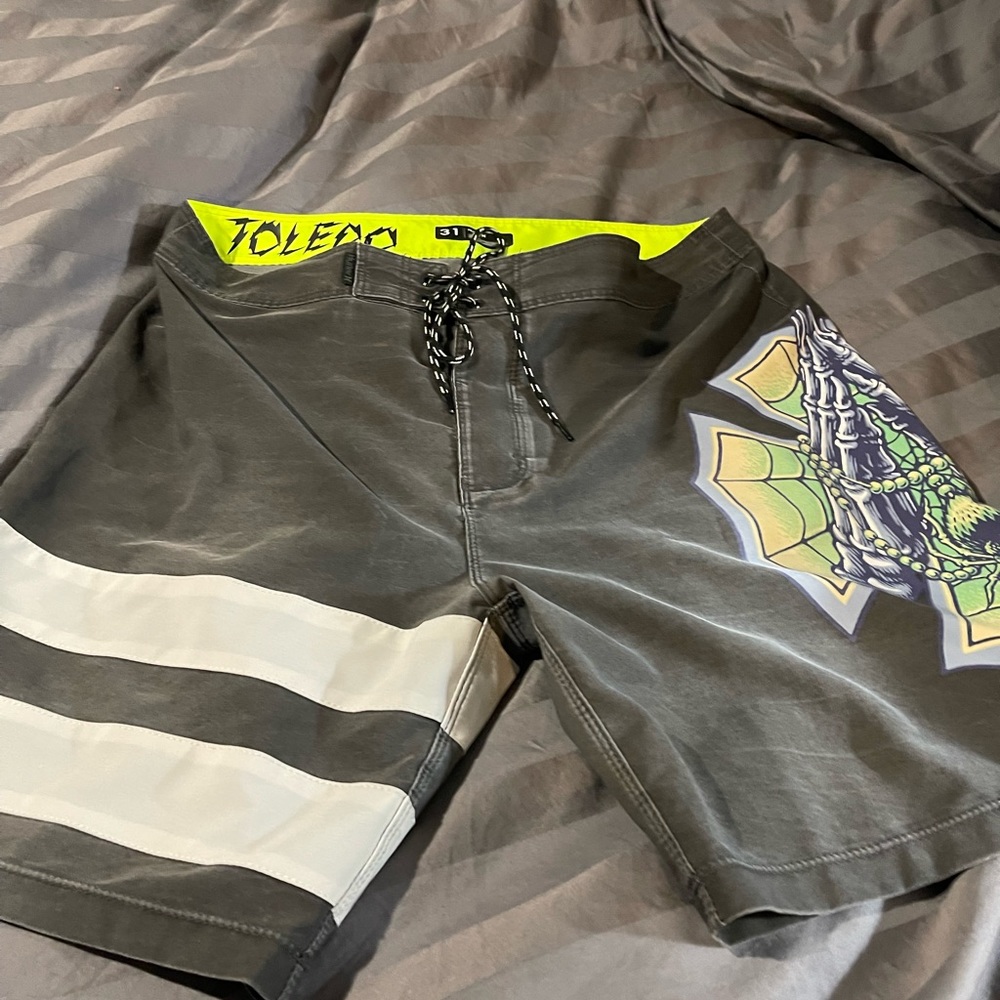 Hurley board shorts worn once size 31